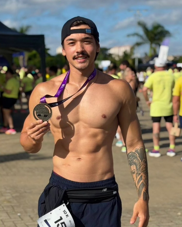 Thalles Hirakawa com medalha após prova de 10 km
