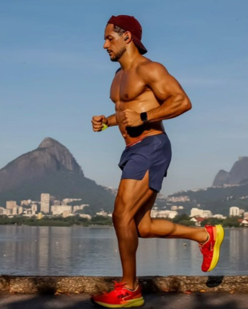 Matheus Rodrigues correndo à beira da lagoa